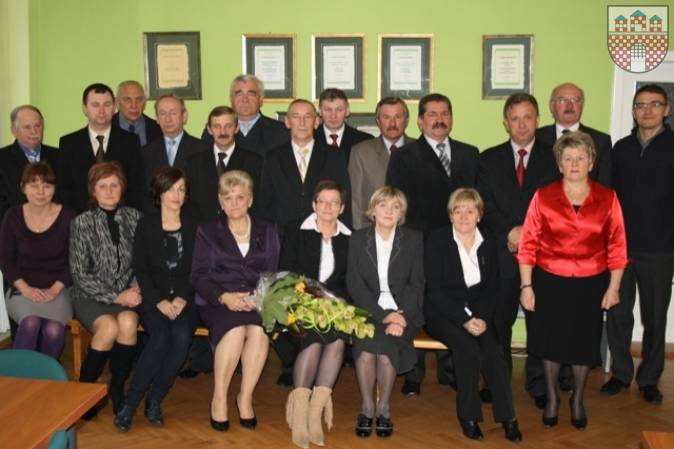 : Radni Rady Miejskiej w kadencji 2006-2010 wraz z kierownikami wydziałów i zespołów w gminie Żarki.
